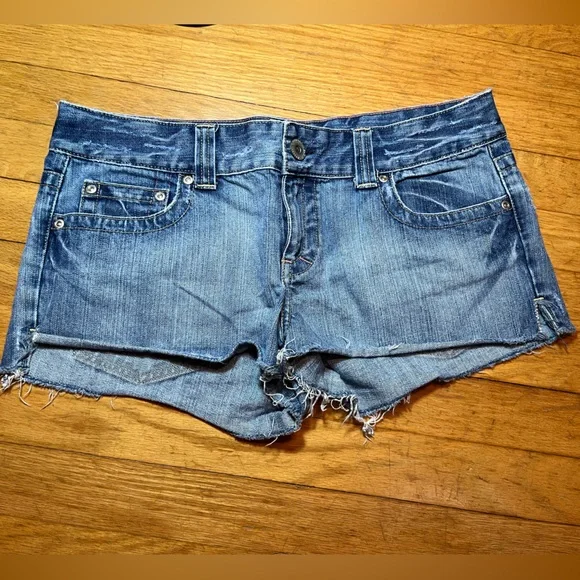 AMERICAN EAGLE SHORTIE JEAN SHORTS LADIES 8 FRAY CUT OFF LOOK VINTAGE FESTIVAL - Picture 1 of 9